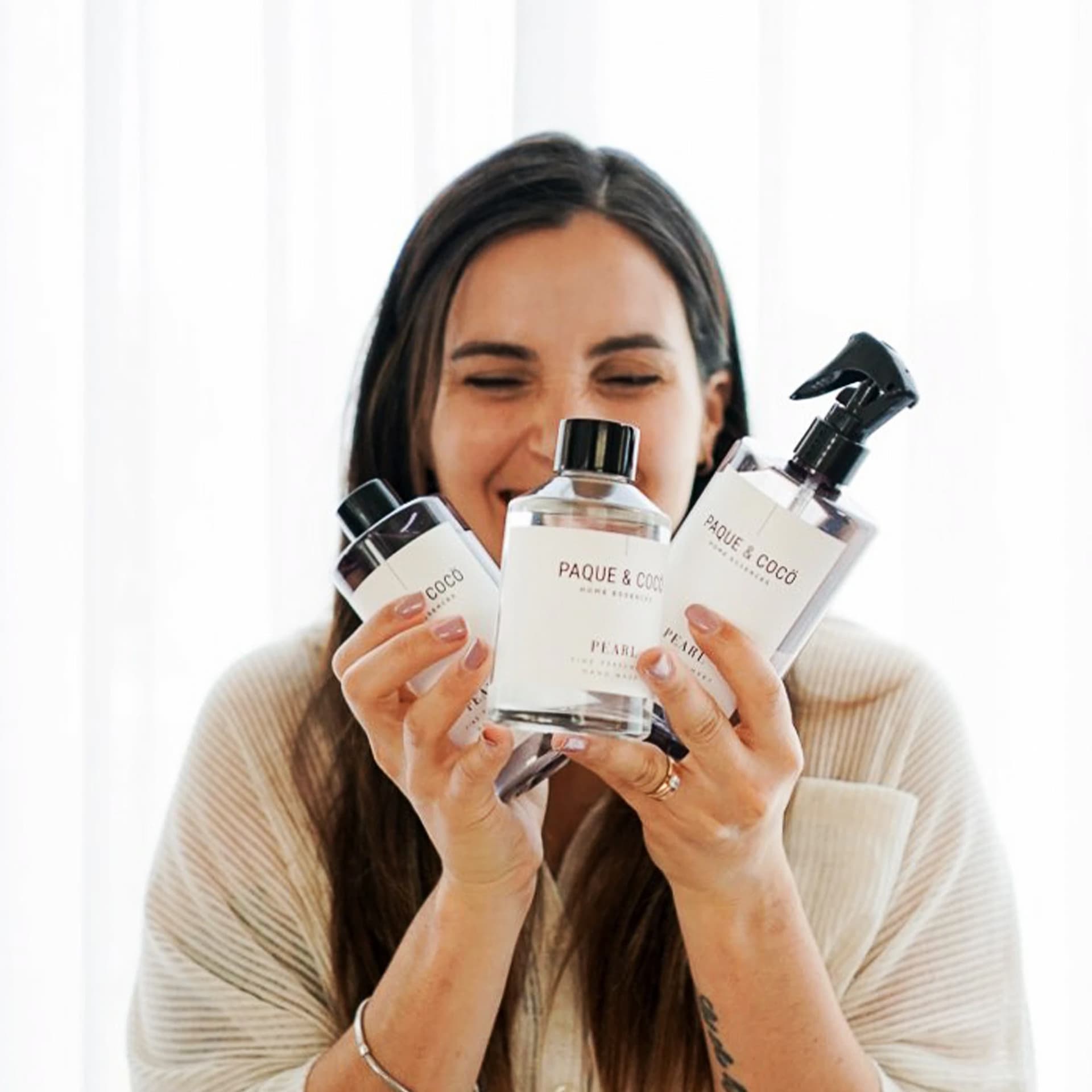 Flor, fundadora de Paque & Cocö, con difusores y home sprays de la marca