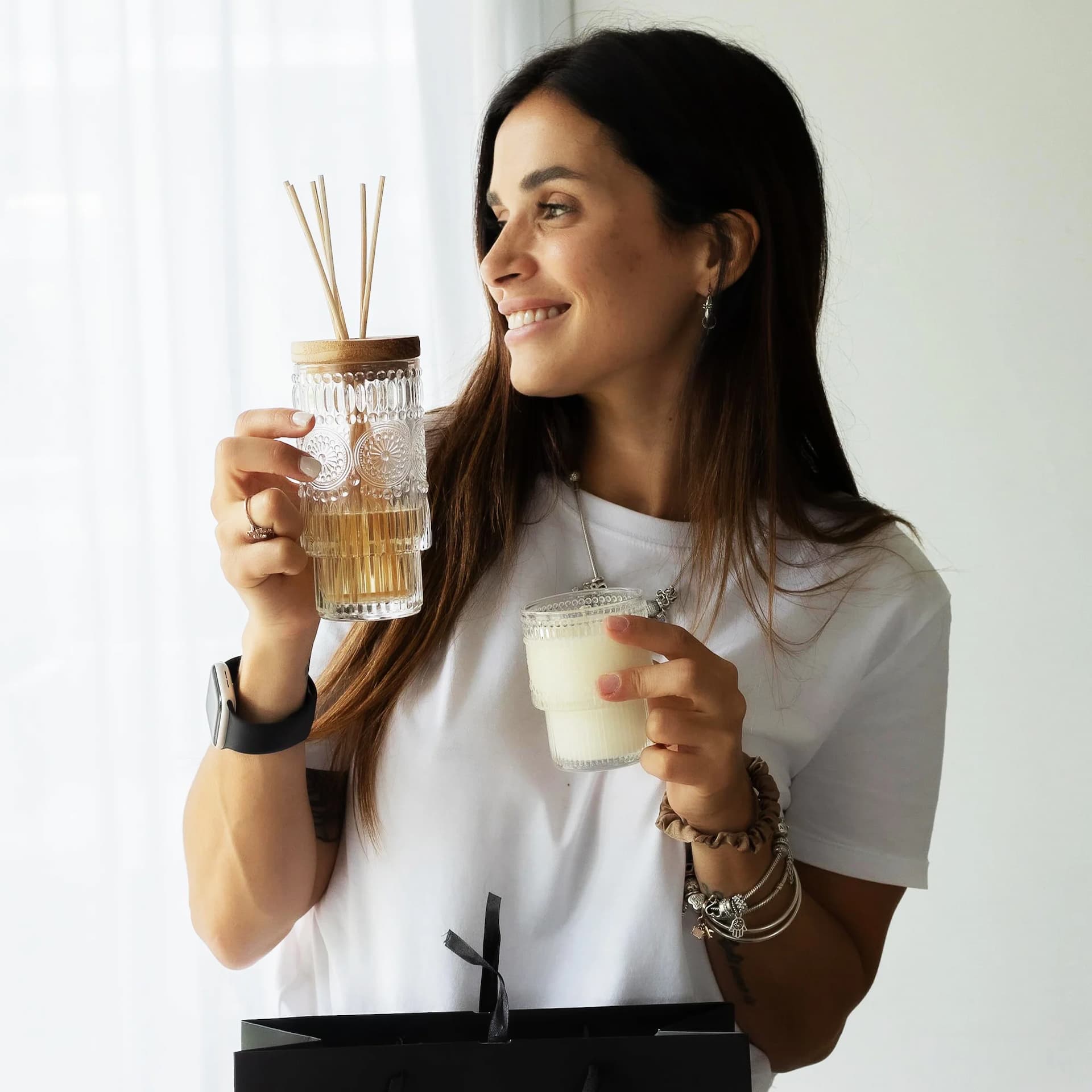 Flor, fundadora de Paque & Cocö, con difusor y vela